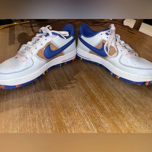 Nike Big Kids Air Force 1 LV8. Very lightly used. Size 4Y. Retail $105 - Picture 16 of 16